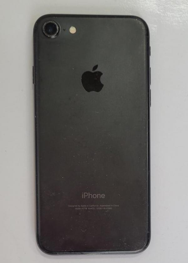01 (um) Celular da marca Apple, modelo Iphone (usado e antigo)